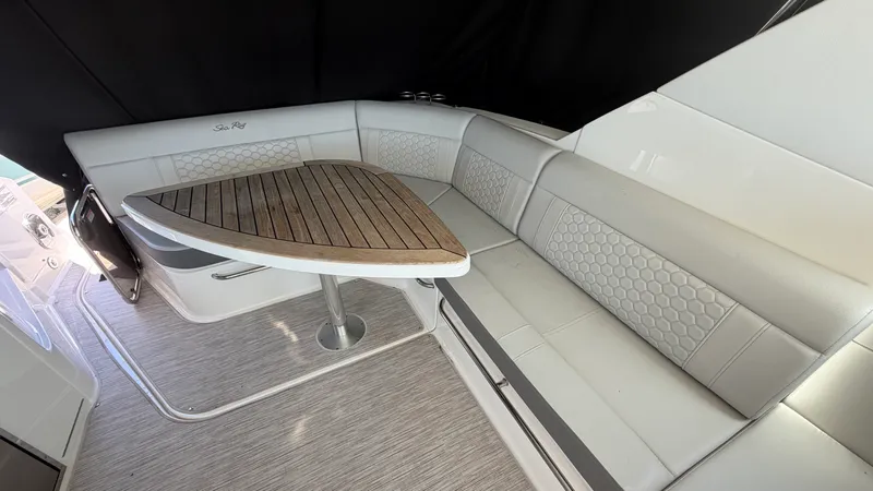 Slide: The Image of Sea Ray 320 SUNDANCER OB 2024 - 4
