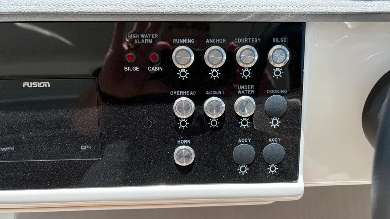 Slide: The Image of Sea Ray 320 SUNDANCER OB 2024 - 11