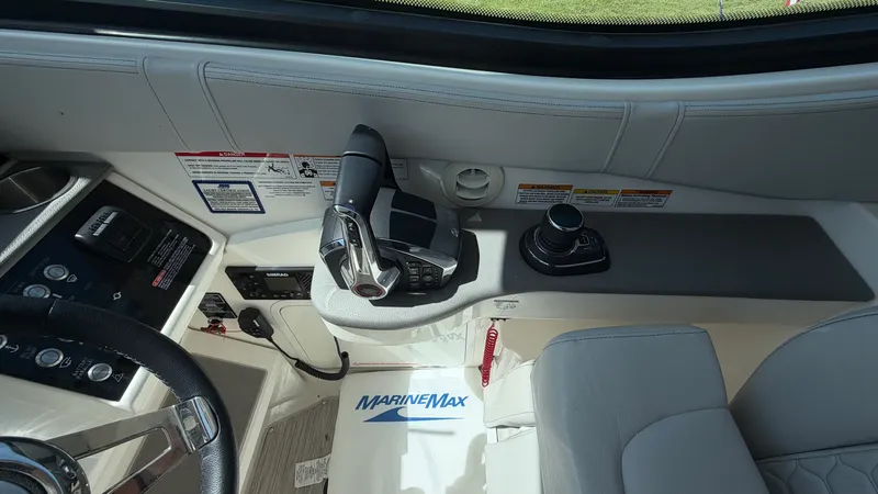 Slide: The Image of Sea Ray 320 SUNDANCER OB 2024 - 14