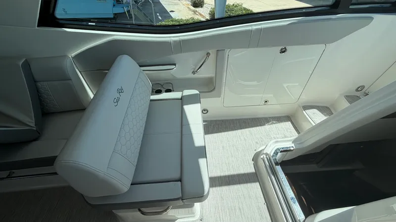 Slide: The Image of Sea Ray 320 SUNDANCER OB 2024 - 9