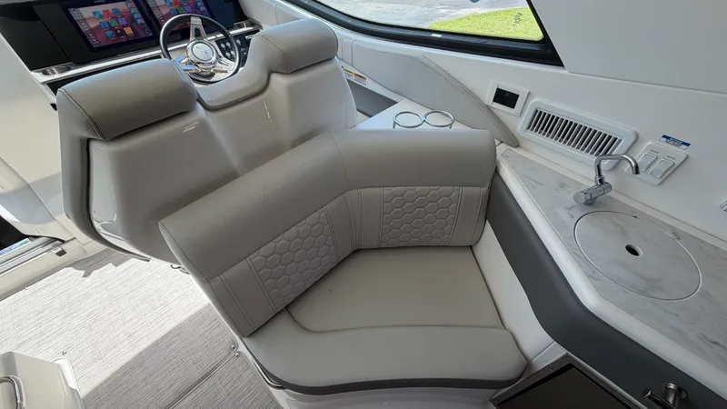 Slide: The Image of Sea Ray 320 SUNDANCER OB 2024 - 8