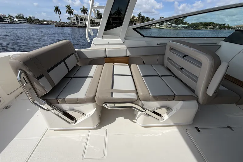 Slide: The Image of Boston Whaler 330 Vantage 2027 - 36