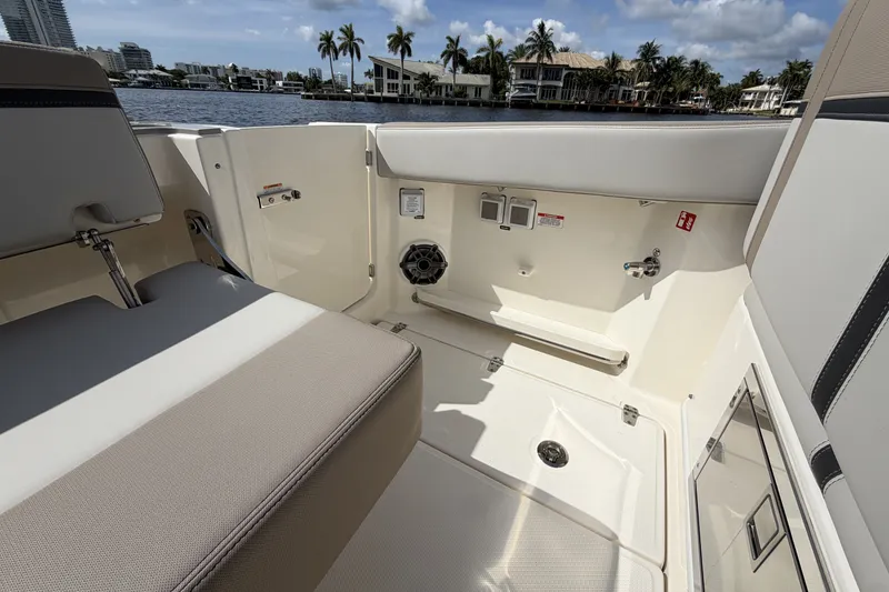 Slide: The Image of Boston Whaler 330 Vantage 2027 - 33