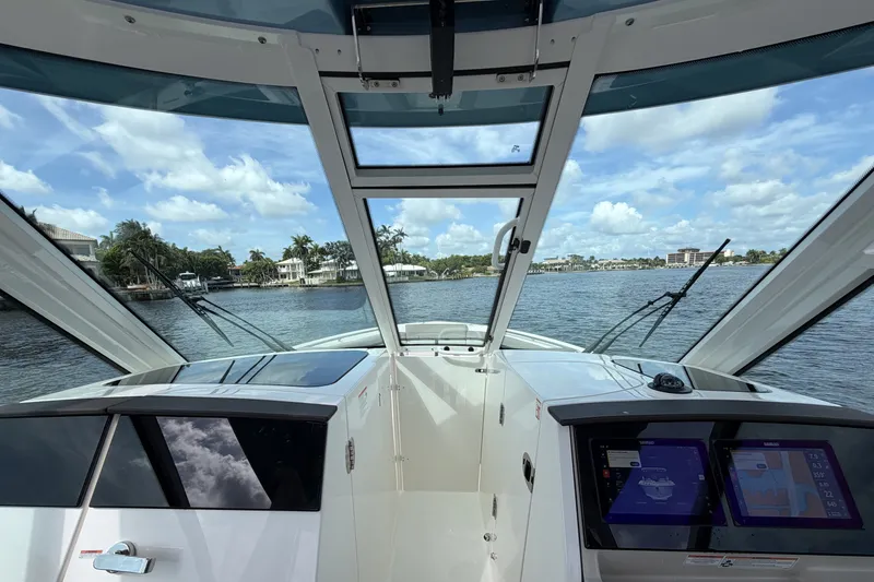 Slide: The Image of Boston Whaler 330 Vantage 2027 - 55