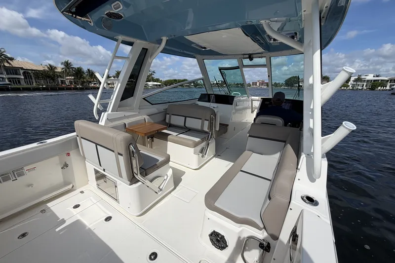 Slide: The Image of Boston Whaler 330 Vantage 2027 - 20