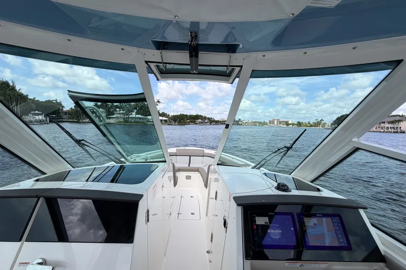 Slide: The Image of Boston Whaler 330 Vantage 2027 - 54
