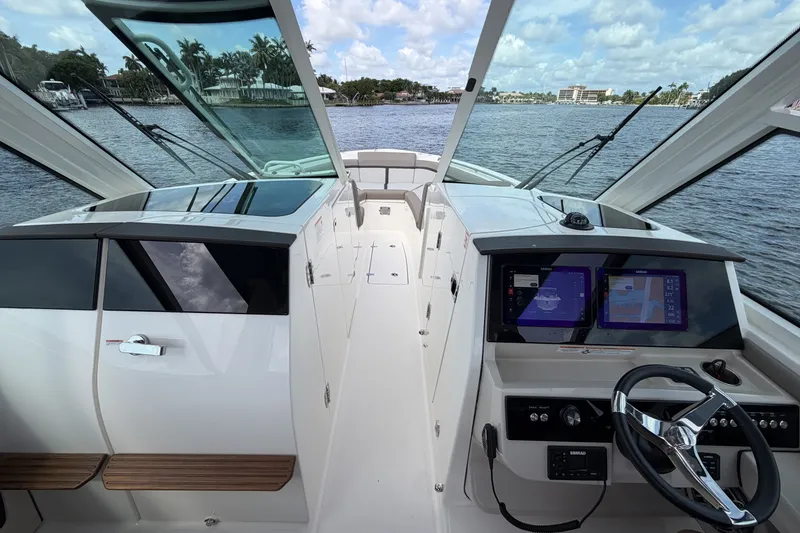 Slide: The Image of Boston Whaler 330 Vantage 2027 - 53