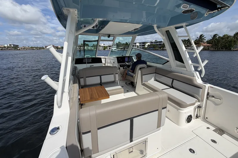 Slide: The Image of Boston Whaler 330 Vantage 2027 - 21