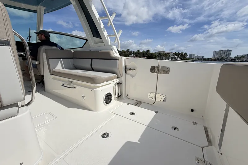 Slide: The Image of Boston Whaler 330 Vantage 2027 - 18