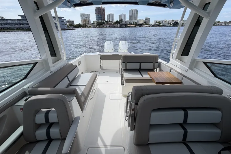 Slide: The Image of Boston Whaler 330 Vantage 2027 - 38