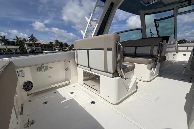 Slide: The Image of Boston Whaler 330 Vantage 2027 - 19