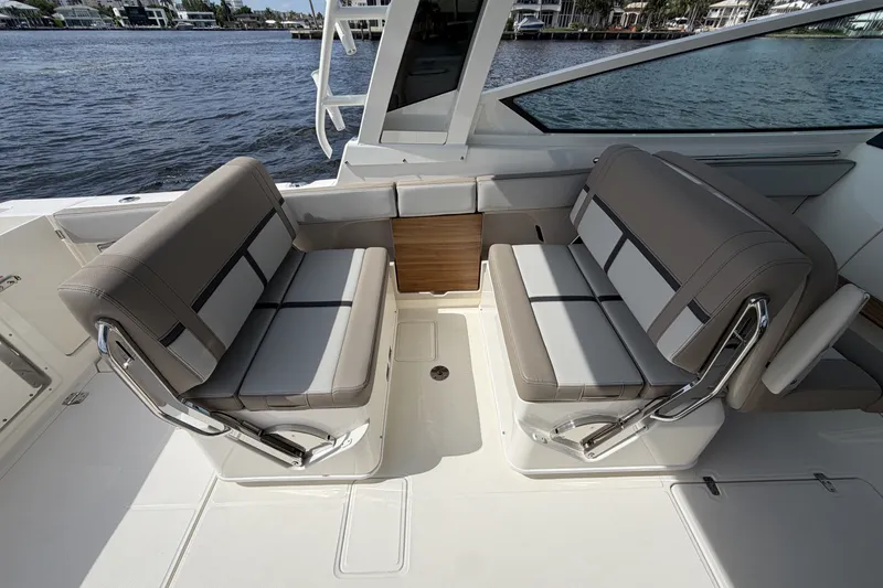 Slide: The Image of Boston Whaler 330 Vantage 2027 - 35