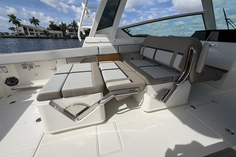 Slide: The Image of Boston Whaler 330 Vantage 2027 - 37