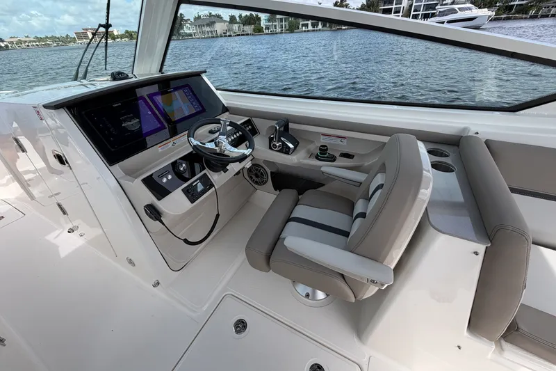 Slide: The Image of Boston Whaler 330 Vantage 2027 - 43