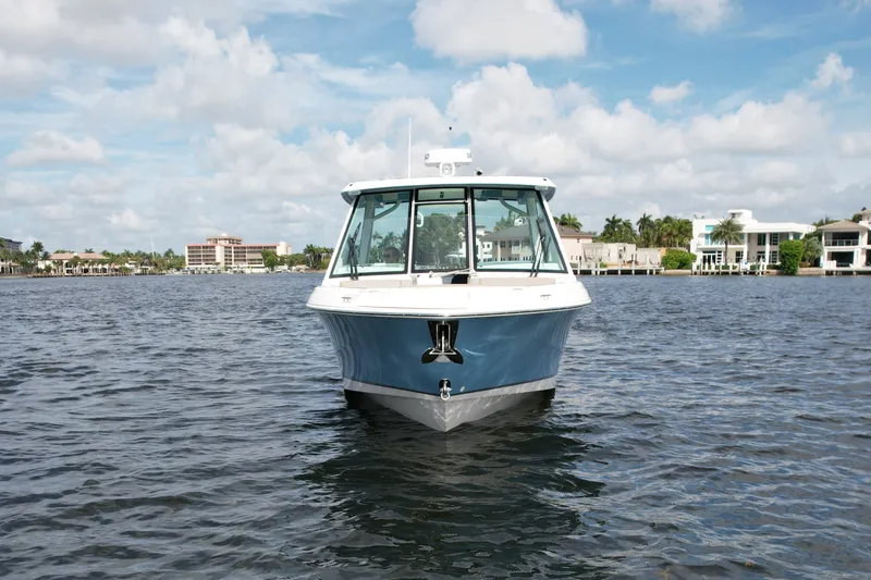 Slide: The Image of Boston Whaler 330 Vantage 2027 - 15
