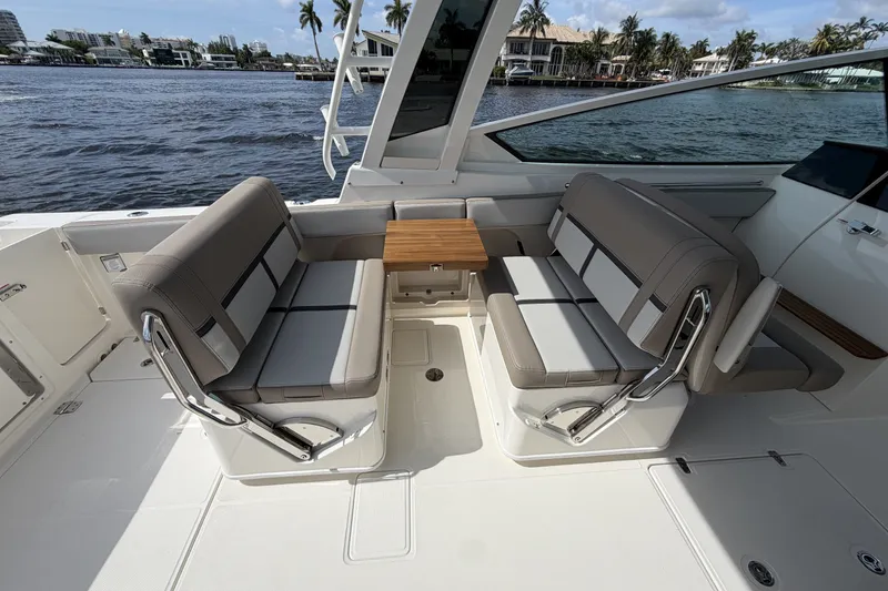 Slide: The Image of Boston Whaler 330 Vantage 2027 - 34