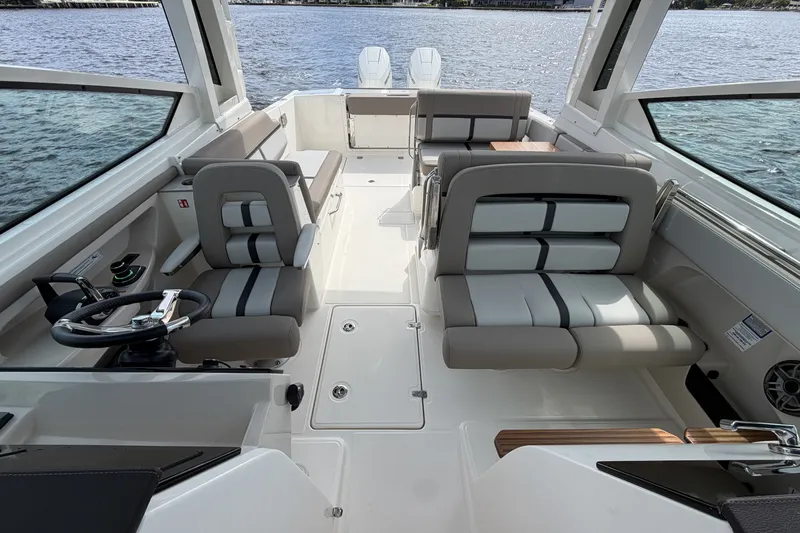Slide: The Image of Boston Whaler 330 Vantage 2027 - 41