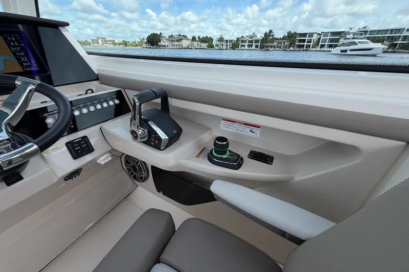 Slide: The Image of Boston Whaler 330 Vantage 2027 - 45