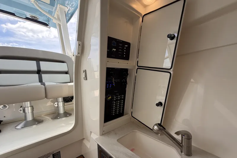 Slide: The Image of Boston Whaler 330 Vantage 2027 - 50