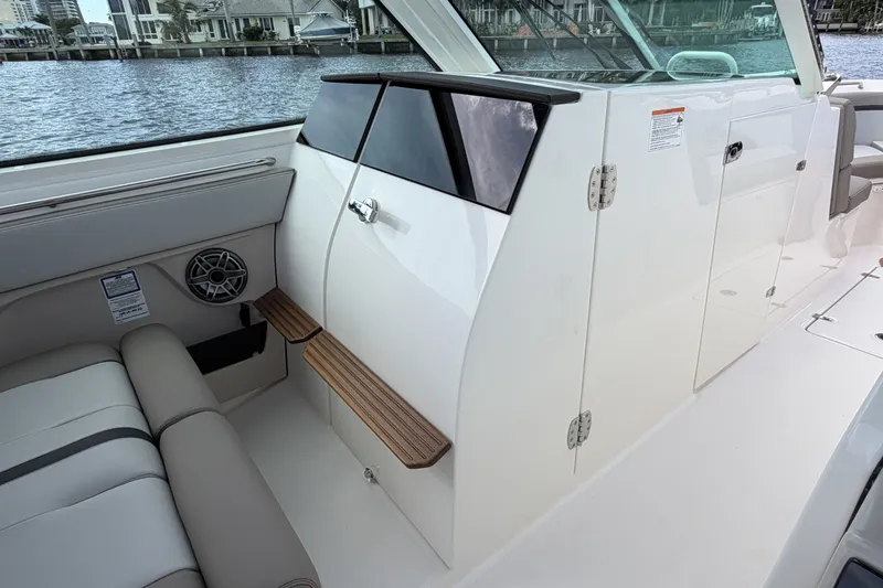 Slide: The Image of Boston Whaler 330 Vantage 2027 - 46