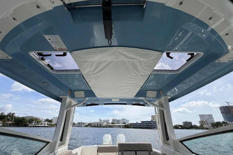 Slide: The Image of Boston Whaler 330 Vantage 2027 - 42