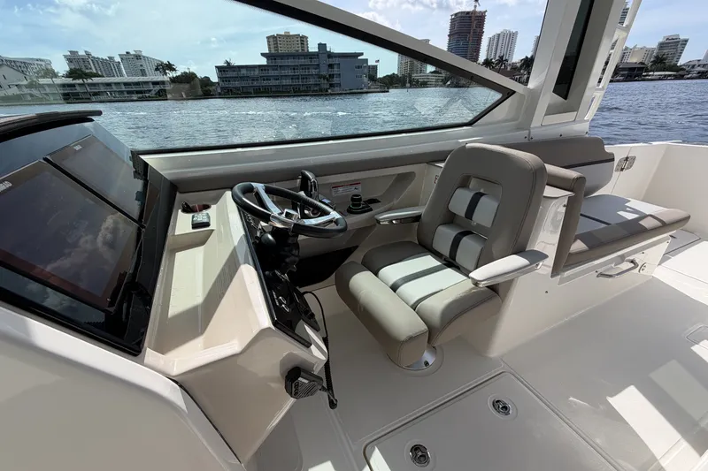 Slide: The Image of Boston Whaler 330 Vantage 2027 - 40