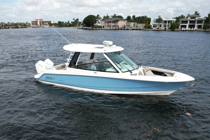 Slide: The Image of Boston Whaler 330 Vantage 2027 - 10