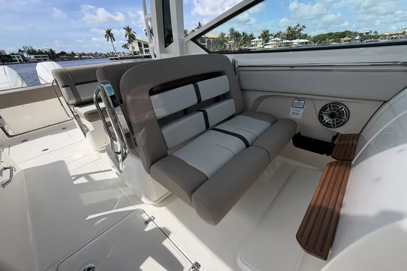 Slide: The Image of Boston Whaler 330 Vantage 2027 - 39