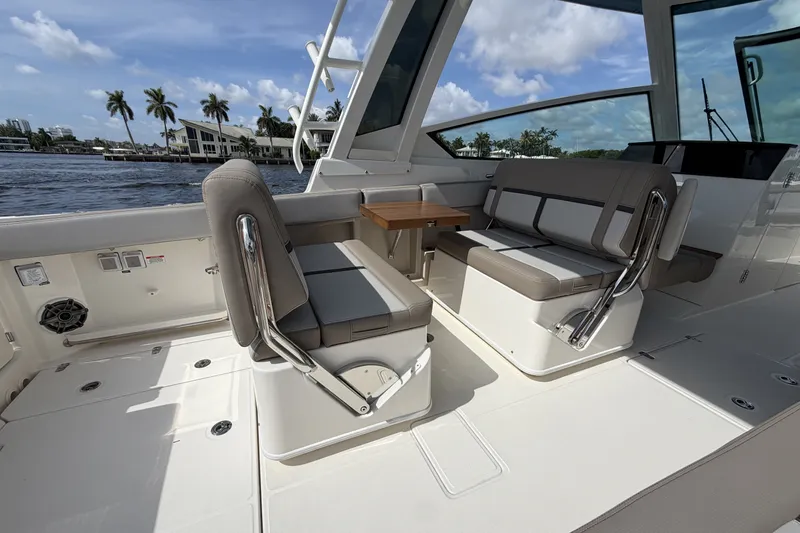 Slide: The Image of Boston Whaler 330 Vantage 2027 - 22