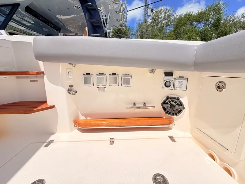 Slide: The Image of Boston Whaler 380 Realm 2026 - 30