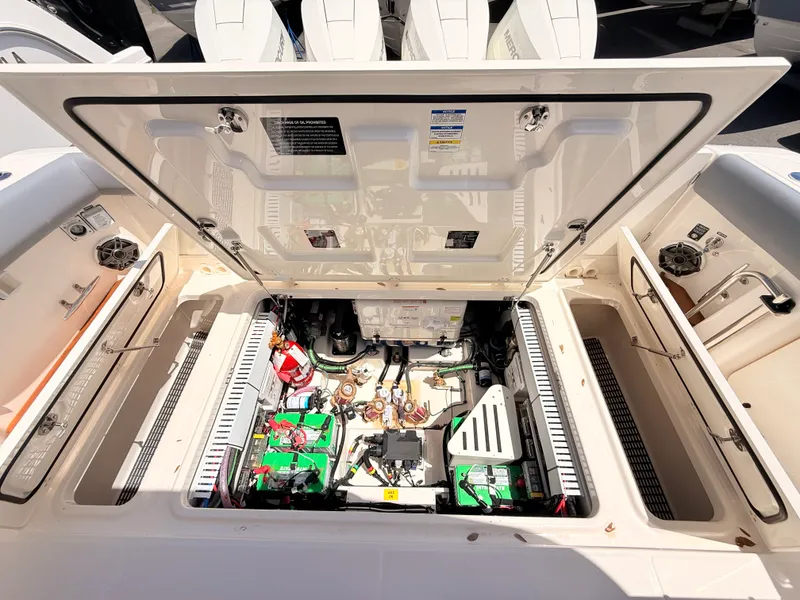 Slide: The Image of Boston Whaler 380 Realm 2026 - 15