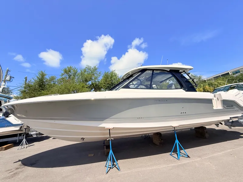 Slide: The Image of Boston Whaler 380 Realm 2026 - 4