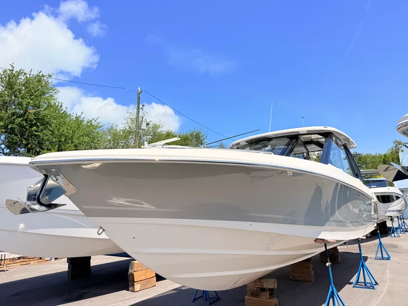 Slide: The Image of Boston Whaler 380 Realm 2026 - 5