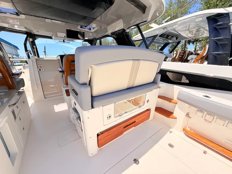 Slide: The Image of Boston Whaler 380 Realm 2026 - 32