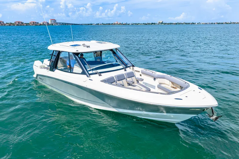 Slide: The Image of Boston Whaler 380 Realm 2026 - 16