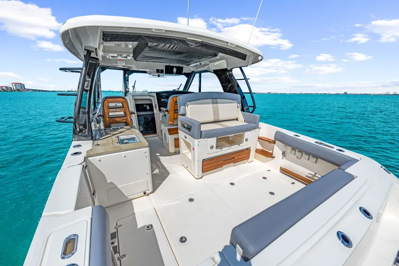 Slide: The Image of Boston Whaler 380 Realm 2026 - 41