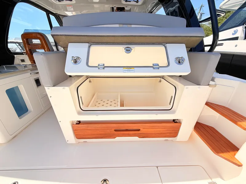 Slide: The Image of Boston Whaler 380 Realm 2026 - 35