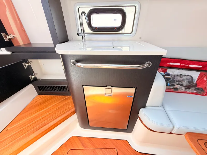 Slide: The Image of Boston Whaler 380 Realm 2026 - 19