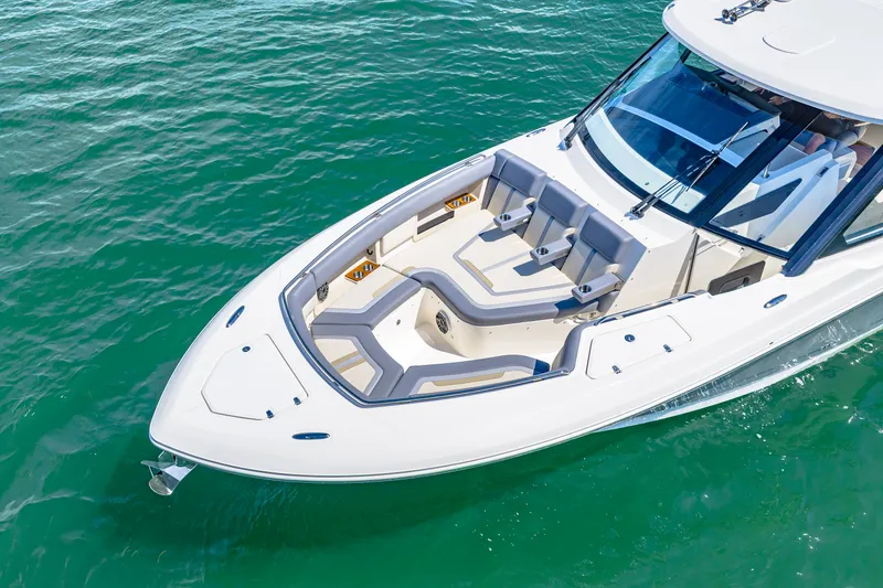 Slide: The Image of Boston Whaler 380 Realm 2026 - 12