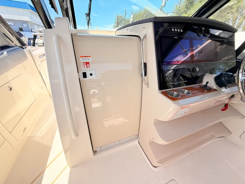 Slide: The Image of Boston Whaler 380 Realm 2026 - 16