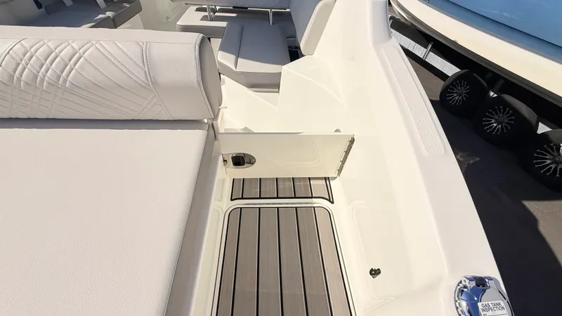 Slide: The Image of Sea Ray SDX 250 Outboard 2026 - 18