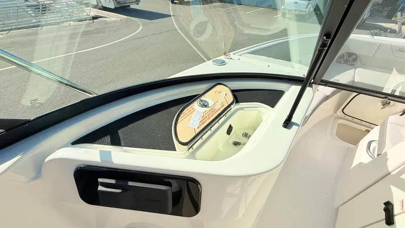 Slide: The Image of Sea Ray SDX 250 Outboard 2026 - 38