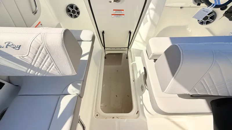Slide: The Image of Sea Ray SDX 250 Outboard 2026 - 44