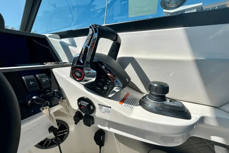 Slide: The Image of Sea Ray SDX 290 Outboard 2026 - 15