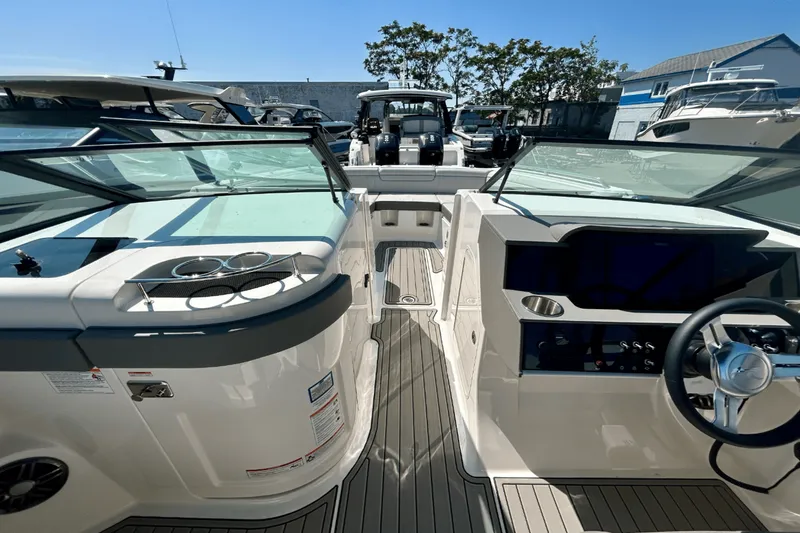 Slide: The Image of Sea Ray SDX 290 Outboard 2026 - 17