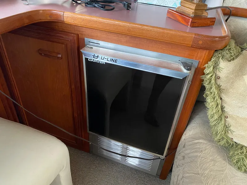 Slide: The Image of Carver Yachts 4207MY 1986 - 81