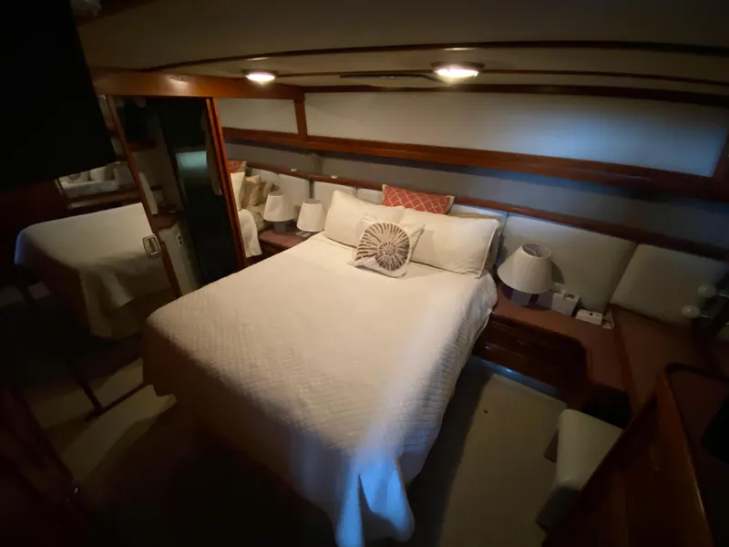 Slide: The Image of Carver Yachts 4207MY 1986 - 82