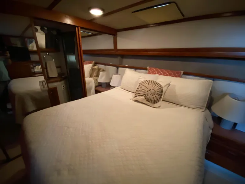 Slide: The Image of Carver Yachts 4207MY 1986 - 84