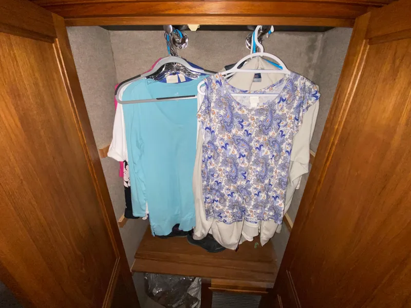 Slide: The Image of Carver Yachts 4207MY 1986 - 85