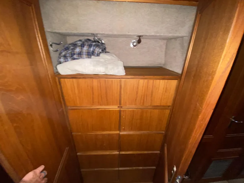 Slide: The Image of Carver Yachts 4207MY 1986 - 86